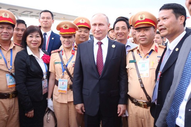 Tổng thống Putin cùng các CBCS CSGT Việt Nam.