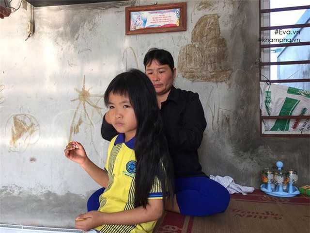 Giờ đây, cô ruột là người thay mẹ chải tóc cho Mai mỗi ngày.