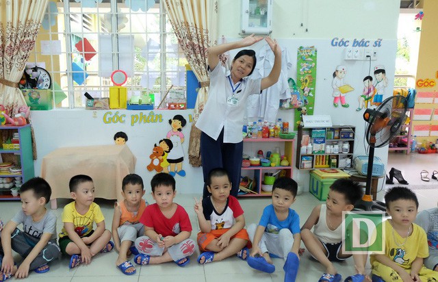 
Cô Phượng Hải và các em học sinh ở Trường Mầm non Hoa Ban
