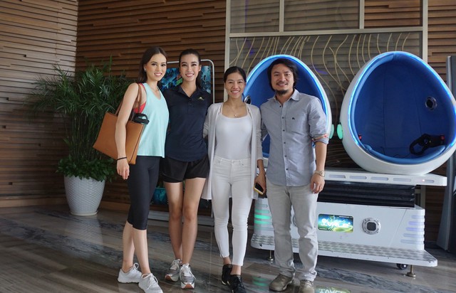 
Hoa hậu Mỹ Linh và bạn cùng phòng người Philippines cùng bà Phạm Kim Dung, đạo diễn Hoàng Nhật Nam.
