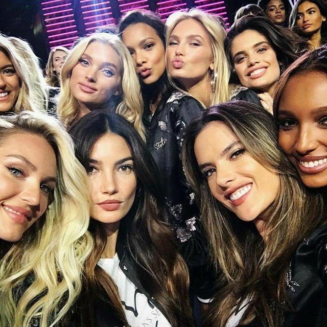 Các cô gái đồng loạt chia sẻ hình ảnh trên instagram kèm hashtag vsfashionshow nhằm quảng bá cho sự kiện thời trang này.