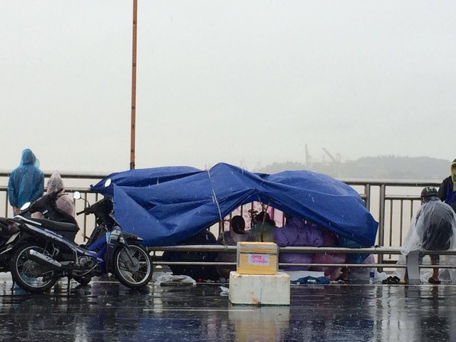 Người dân lập thùng quyên góp trên cầu Thuận Phước