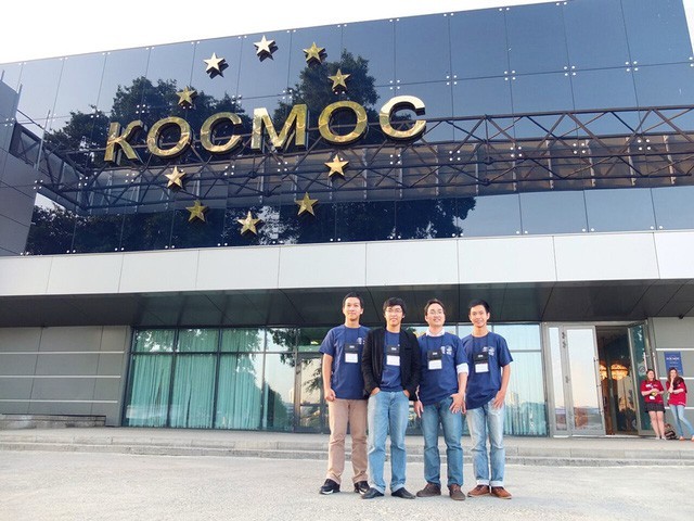 Thầy Tùng (thứ hai, phải sang) là HLV đại diện Việt Nam tham dự Vòng chung kết cuộc thi lập trình quốc tế ACM-ICPC 2014 tại Yekaterinburg, Nga.