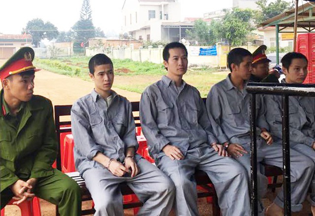 Các bị cáo được đưa đến tòa lưu động (trong đó có 1 bị cáo ở vụ án khác). Ảnh: Trường Thành.