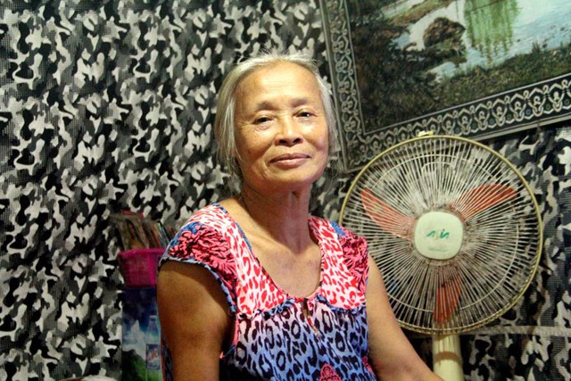 Bà Trần Thị Tuyết (68 tuổi, 15 năm sống ở xóm bãi) cho biết từ khi lên bờ sống bà thấy khỏe ra, da dẻ hồng hào, ít ốm đau