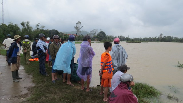 Nhiều người dân chờ thông tin chị Thắm