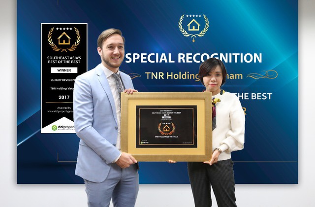 Đại diện TNR Holdings nhận giải thưởng Đơn vị phát triển dự án bất động sản cao cấp tốt nhất Đông Nam Á do Dot Property trao tặng