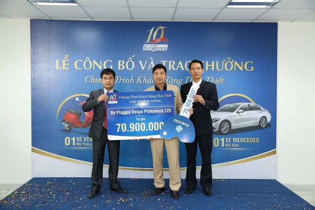 Đại diện Công ty Dược phẩm ECO trao thưởng cho anh Nguyễn Trung Kiên.