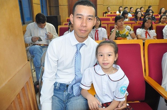 Anh Nguyễn Tuấn Anh, phường Cửa Bắc, quận Ba Đình, Hà Nội, vui vẻ, hạnh phúc có 2 cô con gái.
