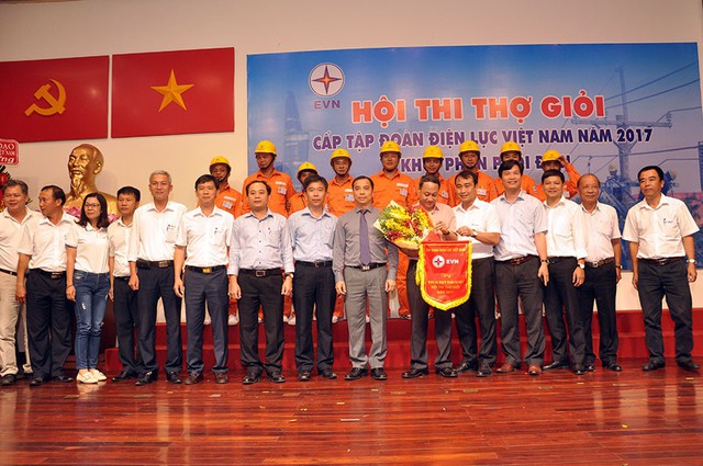 &Ocirc;ng Ng&ocirc; Sơn Hải - Ph&oacute; Tổng gi&aacute;m đốc EVN, Trưởng ban chỉ đạo Hội thi trao Cờ lưu niệm cho đội đạt Giải Nhất tại Hội thi