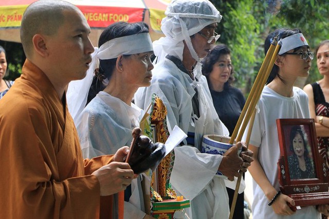 Con trai, con dâu và cháu gái tri ân tình cảm của khán giả, đồng nghiệp dành cho cố nghệ sĩ. Chị Nguyệt - con dâu bà - kể khi biết bệnh tình của mình, Ngọc Hương buồn nhiều nhưng không khóc. Bà gọi con cháu lại, nắm tay họ và dặn: Má đi rồi thì bây ở nhà không được khóc. Bây đưa má đi hỏa táng, tro cốt đem gửi lên chùa.