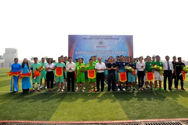 Ban Lãnh đạo EVN HANOI tặng hoa và cờ cho các đội bóng tham dự giải