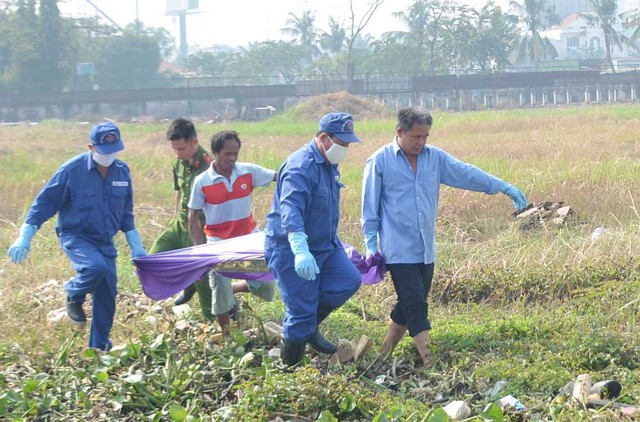 Thi thể nạn nhân được chuyển đi khám nghiệm, xác định danh tính và nguyên nhân cái chết