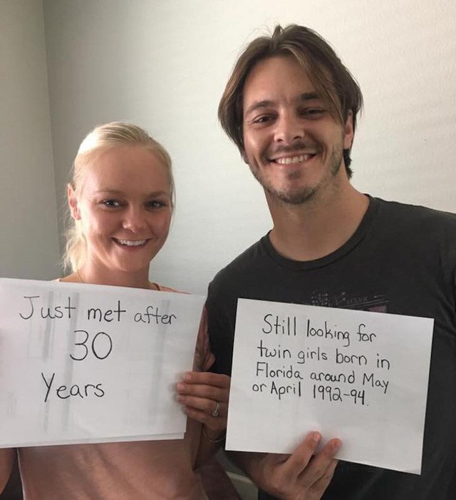 Christina Housel v&agrave; Lyles James Berryman đăng tải bức h&igrave;nh với th&ocirc;ng điệp t&igrave;m kiếm hai người chị, em g&aacute;i song sinh ruột thịt của m&igrave;nh.