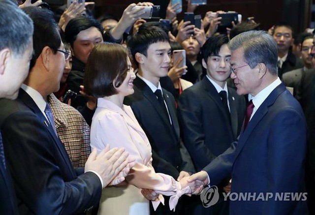 Nữ diễn viên vui vẻ bắt tay tổng thống Hàn Quốc.