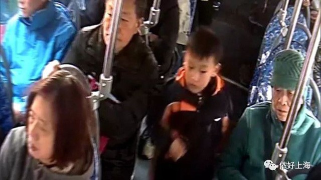 Qua mấy trạm rồi vẫn kh&ocirc;ng thấy mẹ, b&eacute; trai bắt đầu hoang mang.