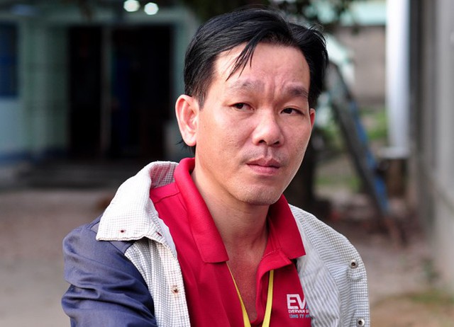 
Anh Út đau buồn trước cái chết của người bạn nhậu. Ảnh: Ngọc An
