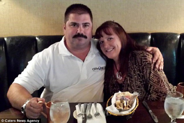 &Ocirc;ng Dennis Kowalski, vợ &ocirc;ng l&agrave; Maria l&agrave; những người muốn bảo vệ cơ thể của m&igrave;nh v&agrave; hy vọng sẽ c&oacute; cơ hội sống lần thứ 2 tr&ecirc;n đời.