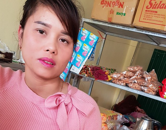 Chị Linh chi kể lại sự việc. Ảnh: Phạm Hòa.