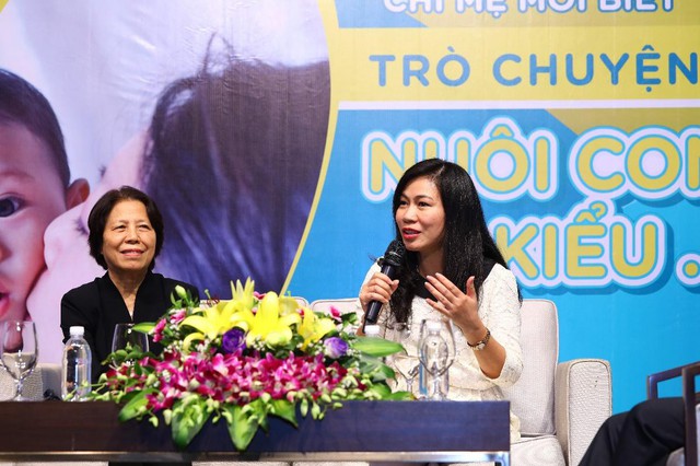 Buổi trò chuyện còn có sự tham gia của nhà báo nổi tiếng Thu Hà và đại diện Hội Điều Dưỡng Việt Nam cô Tô Thị Điền