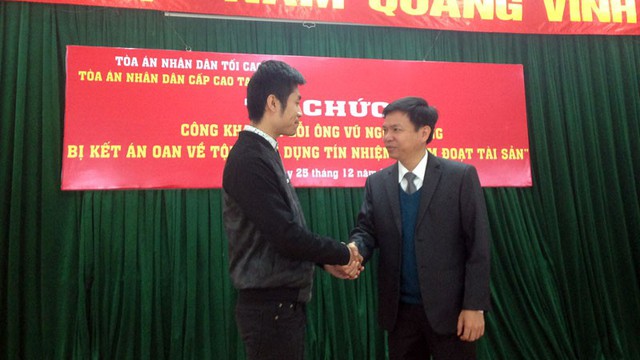 Anh Vũ Ngọc Dương nhận lời chúc mừng từ luật sư