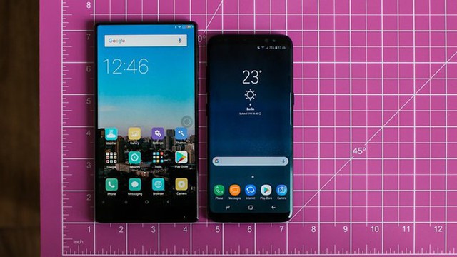 
Xiaomi Mi Mix (trái) và Galaxy S8 là những di động đại diện cho trào lưu không viền.
