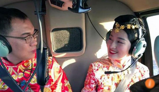 C&ocirc; d&acirc;u v&agrave; ch&uacute; rể hạnh ph&uacute;c ngồi tr&ecirc;n trực thăng.