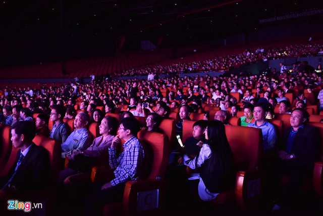 Kh&aacute;n giả đến xem đ&ecirc;m b&aacute;n kết cuộc thi. Ảnh: Việt H&ugrave;ng.
