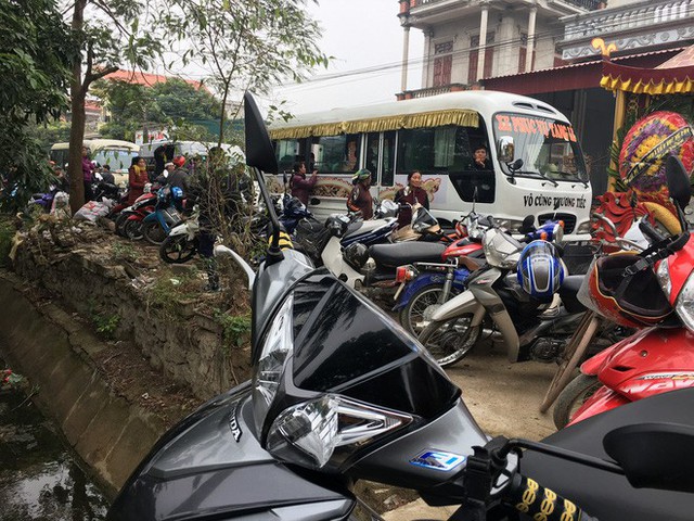 Xe tang đưa thi thể 3 mẹ con chị T. đi hoả thiêu.