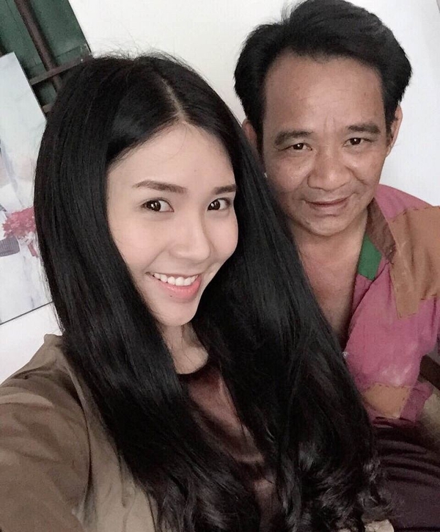 
Thanh Bi đóng phim hài cùng nghệ sĩ Quang Tèo.
