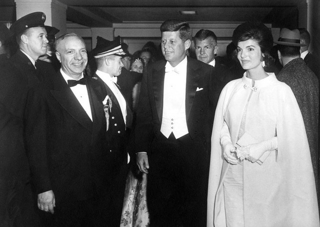 
Tổng thống John F. Kennedy và vợ, phu nhân Jacqueline Kennedy, trong lễ nhậm chức năm 1961.
