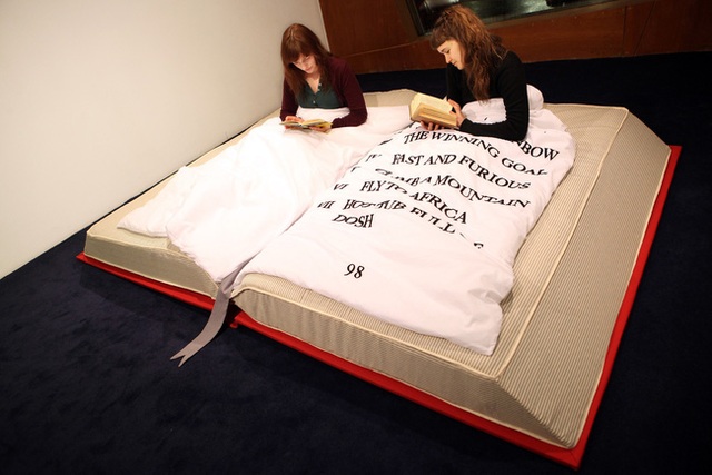 11. Chiếc giường ngủ hình cuốn sách, ý tưởng vô cùng độc đáo và sáng tạo của một anh chàng người Nhật như thế này sẽ chinh phục cả những khách hàng khó tính nhất.