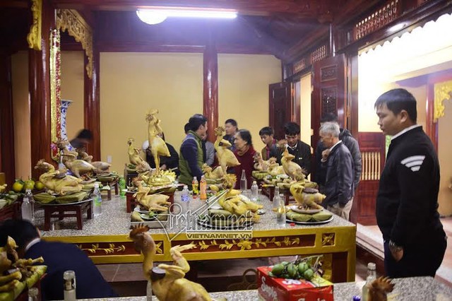 Nhiều người dân đến nhà thờ họ Lê Quang chiêm ngưỡng các thế gà trong ngày Rằm tháng Giêng