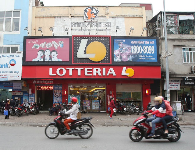 

 

Vẫn là số 437 Bạch Mai, nhưng giờ “dấu xưa” của rạp chiếu phim từng nườm nượp người vào ra không còn chút gì lưu lại, thay vào đó là một quán ăn nhanh mang thương hiệu nước ngoài.

