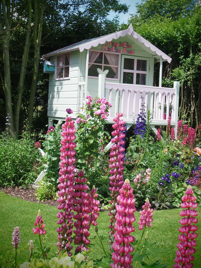 Bên ngoài vườn là một ngôi nhà chơi nhỏ xinh cho hai bé gái với những tone màu vô cùng ngọt ngào.