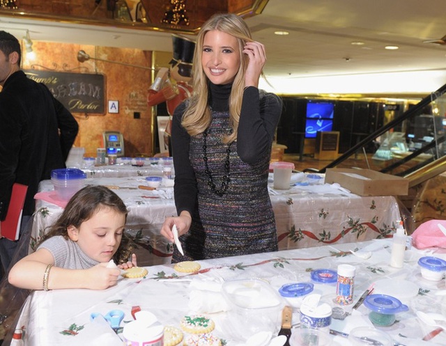 
Không chỉ giàu có, Ivanka cũng tích cực làm từ thiện. Các tổ chức như New York City Police Foundation (Quỹ Cảnh sát thành phố New York) và Cookies for Kids Cancer (Bánh quy cho trẻ em ung thư) đều là nơi ghi nhận những đóng góp của tiểu thư nhà Trump. Ảnh: Getty Images.

