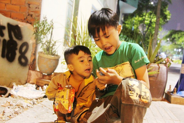 Bảo An v&agrave; Hải Khang d&ugrave; đ&atilde; được cắp s&aacute;ch đến trường nhưng kh&ocirc;ng biết c&ograve;n được tiếp tục học đến bao giờ khi g&aacute;nh nặng cơm &aacute;o gạo tiền đ&egrave; tr&ecirc;n đ&ocirc;i vai gầy ruộc của người mẹ