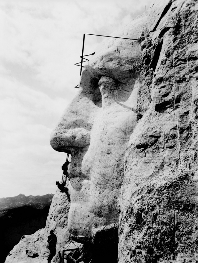 
Quá trình khắc khuôn mặt của George Washington trên núi Rushmore năm 1932.
