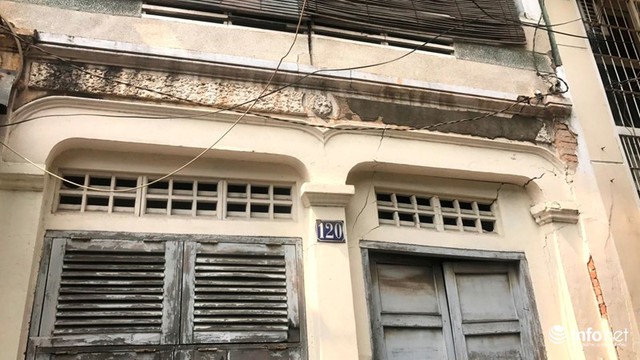 
Ngoài vi phạm trật tự, đoàn còn phát hiện 1 căn nhà trên đường Nguyễn Phi Khanh có dấu hiệu xuống cấp có thể gây nguy hiểm cho người qua đường
