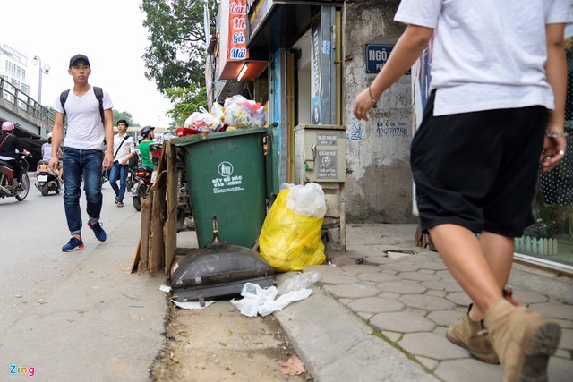 
Bốt điện, thùng rác đẩy người đi bộ xuống lòng đường.
