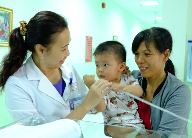 Mẹ con bé Phát có dịp gặp lại bác sĩ Phạm Thị Thanh Tâm, trưởng khoa Hồi sức sơ sinh, người đã cùng các đồng nghiệp chăm sóc cho bé sau ca phẫu thuật rút con dao ra khỏi sọ.