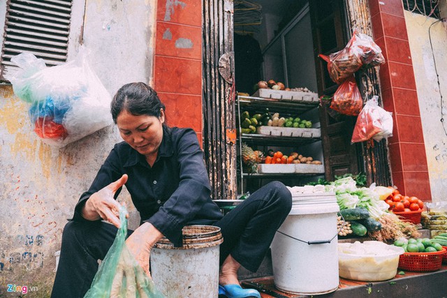 Là người có “kinh nghiệm” bán hàng ở phố Phan Huy Chú hơn chục năm nay, chị Mai thuê hẳn nhà để bán: “Tôi bày đồ trong nhà với bậc cửa, không ảnh hưởng gì đến vỉa hè, chứ như chị kia thì bị đuổi suốt”, chị vừa nói chị vừa chỉ sang người phụ nữ đồng hương có gánh rau bên cạnh.