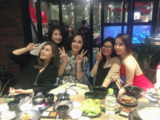 
Quỳnh Nga cũng không quên những bữa ăn vui vẻ với những cô bạn thân trong showbiz.
