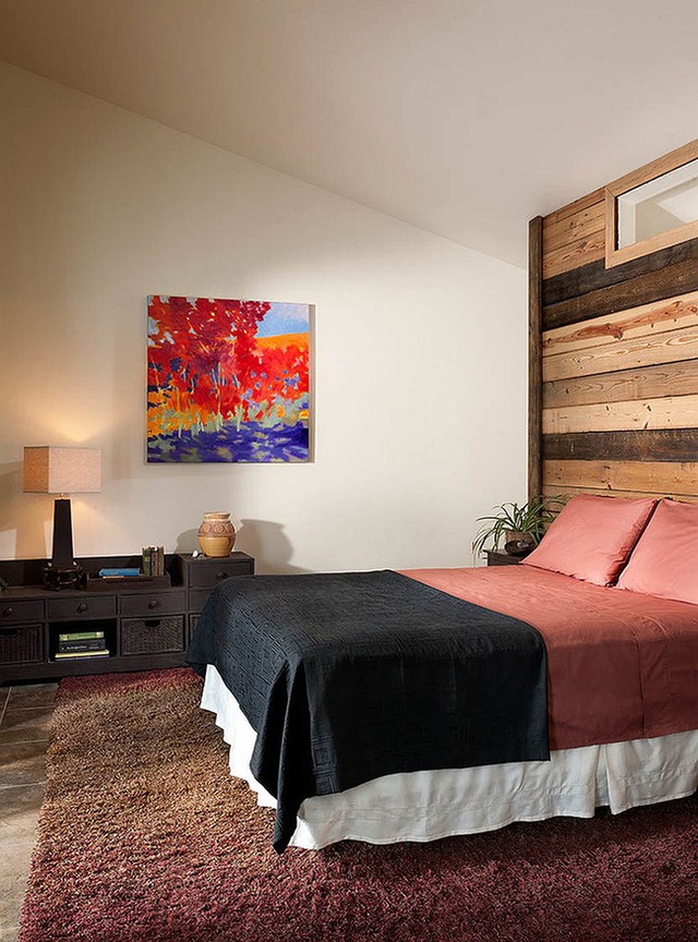 Phòng ngủ rustic hiện đại với tường gỗ tái chế.
