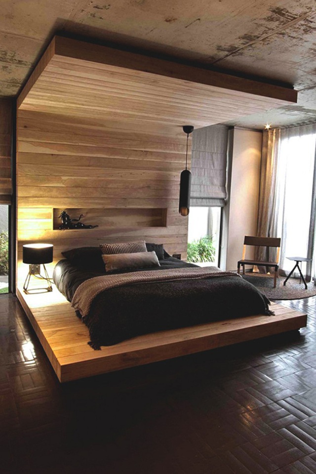 hoặc một chiếc giường gỗ hiện đại với phần bảng đầu giường với phần mái nhô ra.