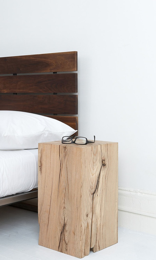 11. Nếu bạn yêu thích phong cách tự nhiên, mộc mạc thì một chiếc bàn đầu giường là từ chất liệu gỗ tự nhiên sẽ là một lựa chọn sáng suốt.