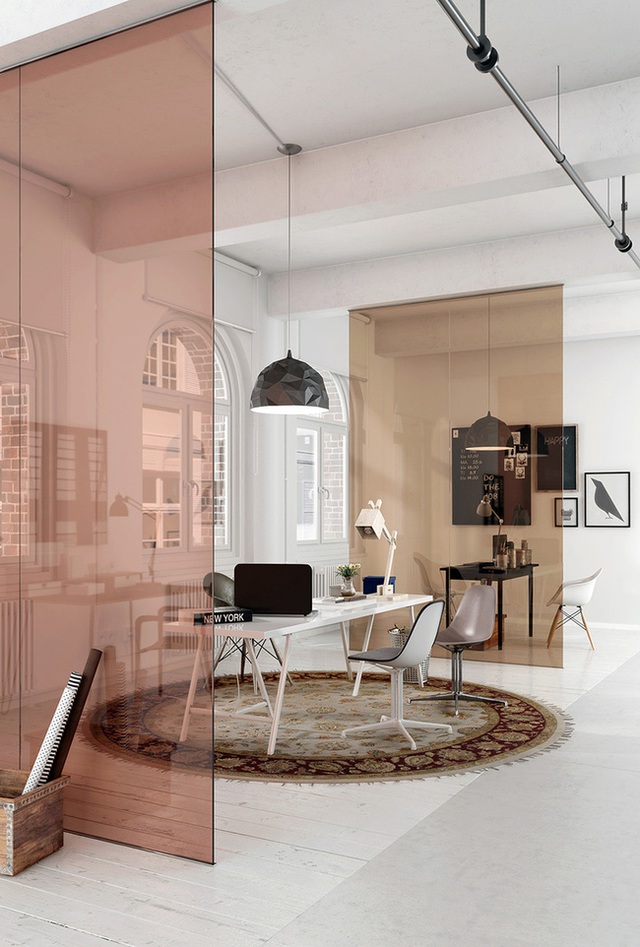 11. Những tấm k&iacute;nh m&agrave;u lu&ocirc;n l&agrave; một &yacute; tưởng tuyệt vời để mang đến một kh&ocirc;ng gian sống tho&aacute;ng đ&atilde;ng, rộng r&atilde;i.