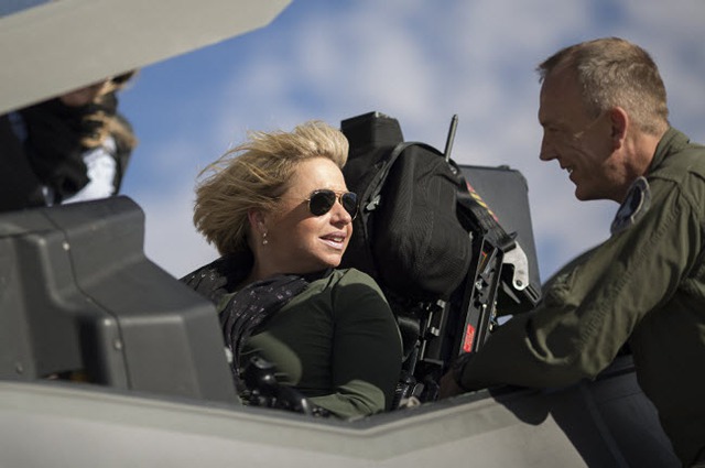 
Bộ trưởng Quốc phòng Hà Lan Jeanine Hennis-Plasschaert ngồi trong chiếc tiêm kích Lockheed Martin F-35 Lightning II tại căn cứ không quân Edwards ở California, Mỹ, vào tháng 11.2015.
