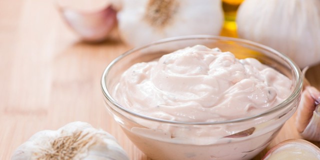 Tự làm mayonnaise: Bạn cần mayonnaise gấp mà nhà lại hết? Bạn có thể tự làm nước sốt bằng cách trộn kem chua với lòng đỏ trứng đã luộc chín và một muỗng mù tạt. Ảnh: Epicurious.