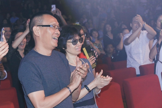 
Đến xem liveshow Thu Minh vào tối qua còn có vợ chồng nhà báo Lại Văn Sâm. Anh hào hứng cổ vũ cho giọng ca Taxi suốt cả show diễn.

